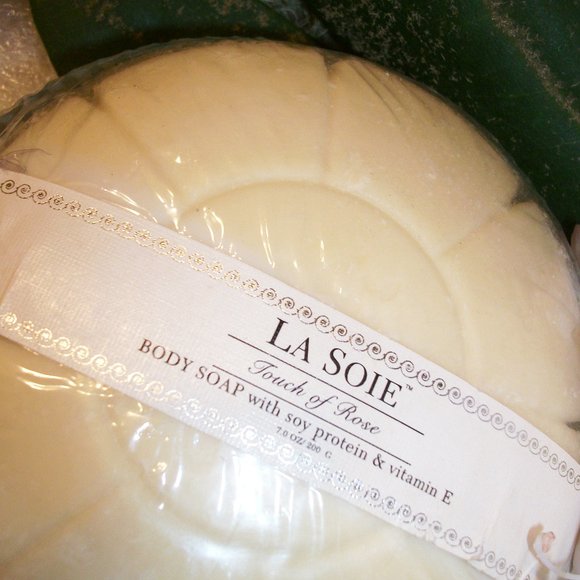 NEW LA SOIE Touch of Rose Body Soap in Custom Glass Dish Soy & Vitamin E Sealed - Picture 2 of 12